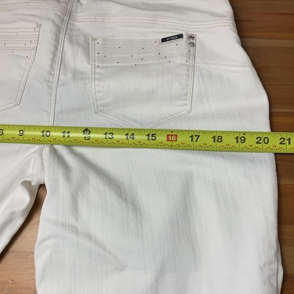 Chico’s So Slimming White Capris, 5 pocket Jean style. Stretch - Picture 10 of 17